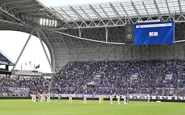 広島は規模縮小した新本拠地が観客増と熱気につながっている(2025年8月6日、エディオンピースウイング広島)=共同