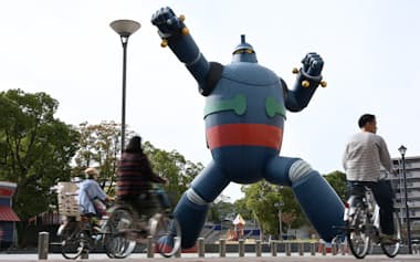 1963年頃から日本のロボットアニメ文化が開花した(「鉄人28号」モニュメント、神戸市)