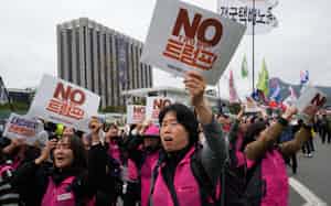 韓国ではトランプ米大統領の韓国への高関税政策に反対するデモも起きている(10月、ソウル)=AP 韓国ではトランプ米大統領の韓国への高関税政策に反対するデモも起きている(10月、ソウル)=AP