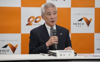 深夜割引改定の時期について説明するNEXCO中日本の縄田社長(29日、名古屋市)