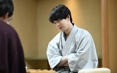 将棋王座戦第5局で投了した藤井聡太前王座(28日、甲府市)