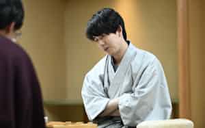 将棋王座戦第5局で投了した藤井聡太前王座(28日、甲府市) 将棋王座戦第5局で投了した藤井聡太前王座(28日、甲府市)