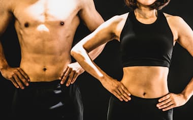 若さを保つには、脚だけではなく腹筋も鍛えるのが重要だ。腹筋を鍛えるのはハードルが高いと思う人もいるかもしれないが、大丈夫。腹筋を簡単に鍛えられるトレーニング法を紹介する(写真=PIXTA)