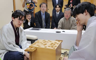 将棋王座戦第5局の感想戦で笑顔を見せる伊藤匠新王座(手前左)と藤井聡太前王座(28日、甲府市)