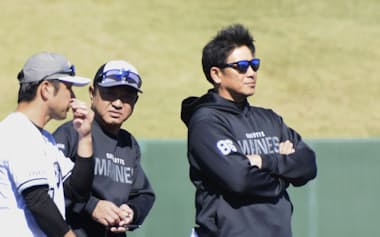 スタートした秋季キャンプで練習を見守るロッテのサブロー監督㊨(29日、宮崎県都城市)=共同