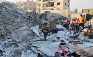 イスラエルの攻撃で破壊されたガザの住宅を歩く子供(29日)=ロイター イスラエルの攻撃で破壊されたガザの住宅を歩く子供(29日)=ロイター