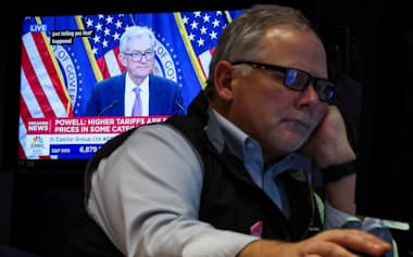 ニューヨーク証券取引所の市場参加者=ロイター