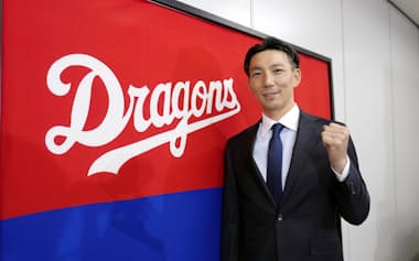 中日のヘッドコーチ就任が決まり、記者会見を終えてポーズをとる嶋基宏氏(30日、名古屋市)=共同