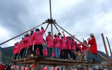 神山まるごと高専の文化祭で再現された伝統催事「棒搗き」(10月、徳島県神山町)