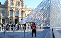 ルーヴル美術館に入場するため列に並ぶ観光客ら(30日、パリ)=AP