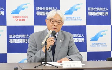 記者会見する加藤社長(30日、福岡市)