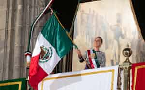 メキシコ国旗を掲げるシェインバウム大統領=大統領府提供 メキシコ国旗を掲げるシェインバウム大統領=大統領府提供