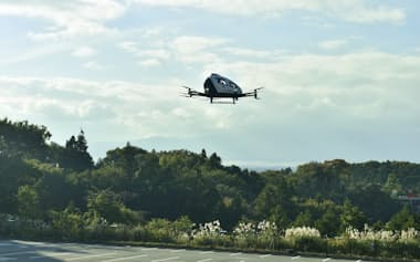 御殿場プレミアム・アウトレットの敷地内を飛行する空飛ぶクルマ(30日、静岡県御殿場市)