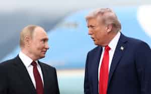 ロシアのプーチン大統領㊧とトランプ米大統領の再度の首脳会談開催は実現の見通しが立っていない(8月15日の米国での会談)=ロイター ロシアのプーチン大統領㊧とトランプ米大統領の再度の首脳会談開催は実現の見通しが立っていない(8月15日の米国での会談)=ロイター