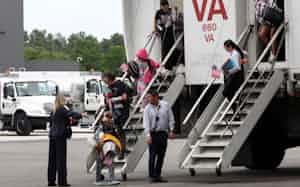 5月に米国に到着した南アフリカからの難民希望者=ロイター 5月に米国に到着した南アフリカからの難民希望者=ロイター
