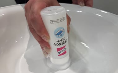 洗面台に押しつけて泡立てるクリーナー