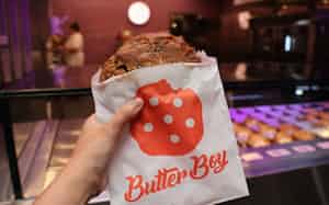 クッキーは手のひらくらいの大きさで、1枚で満腹になる(10月、シドニー郊外) クッキーは手のひらくらいの大きさで、1枚で満腹になる(10月、シドニー郊外)