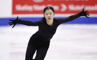 公式練習で調整する中井亜美(30日、サスカトゥーン)=共同
