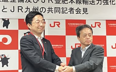 空港アクセス鉄道整備で上下分離など4項目で合意した木村知事㊧と古宮社長(31日、熊本県庁)