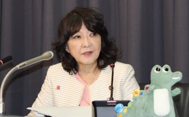 記者会見する片山財務相(31日、財務省)