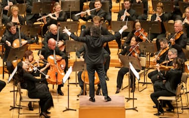 コントラストが明快なドゥダメルの指揮(中央)=松尾 淳一郎撮影