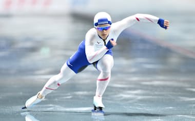 全日本距離別選手権の女子1000メートルで滑走する山田。大会9連覇を果たした高木に次ぐ2位に入った(10月、長野市)