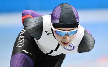 全日本距離別選手権の女子3000メートルで滑走する野明。自己記録を更新して4位に入り、W杯代表をつかんだ(10月、長野市)