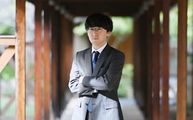 王座戦第5局から一夜明け撮影に応じる伊藤匠新王座(10月29日、甲府市)