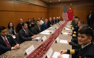 第2次トランプ米政権発足後、初めて会談した米中国防相(31日、クアラルンプール)=ヘグセス米国防長官のXより 第2次トランプ米政権発足後、初めて会談した米中国防相(31日、クアラルンプール)=ヘグセス米国防長官のXより