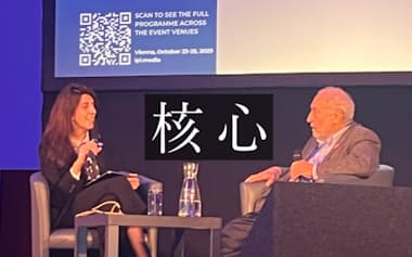 国際新聞編集者集会で登壇したスティグリッツ米コロンビア大教授㊨(10月下旬、ウィーン)