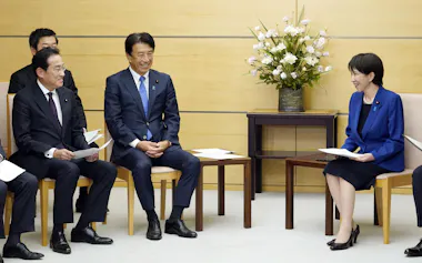 岸田元首相(左)ら「AZEC」を推進する自民党議員連盟メンバーと面会する高市首相=24日午後、首相官邸