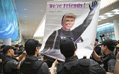 米国で拘束された韓国人労働者らが到着した仁川国際空港に掲げられた、トランプ米政権の強硬な不法移民対策を批判するとみられるポスター(9月)=共同