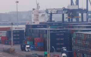 AI向けのサーバーや半導体などの輸出が好調だ(中部の台中港)=ロイター AI向けのサーバーや半導体などの輸出が好調だ(中部の台中港)=ロイター