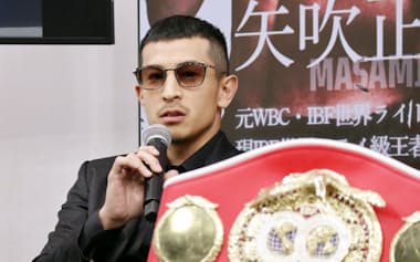 記者会見するIBFフライ級王者の矢吹正道(31日、東京都内)=共同