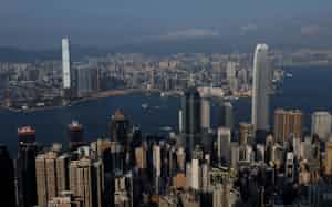 高層ビルが立ち並ぶ香港の金融街(2月)=ロイター 高層ビルが立ち並ぶ香港の金融街(2月)=ロイター