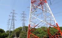 来夏は首都圏などで電力需給の逼迫が懸念される(東京都内の送電線)