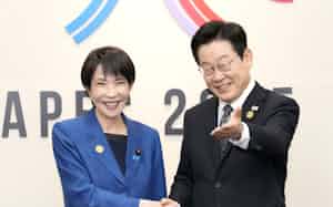 会談前に握手する高市首相(左)と韓国の李在明大統領=30日、韓国・慶州(共同) 会談前に握手する高市首相(左)と韓国の李在明大統領=30日、韓国・慶州(共同)