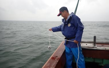豊前海で水温や塩分のデータを観測する漁師=福岡県提供