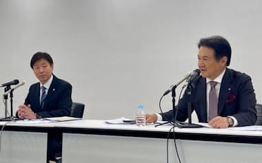 記者会見する渋沢宏一常務取締役㊧と小林一俊社長(31日、東京都中央区)
