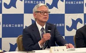 記者会見する浜松商工会議所の斉藤薫会頭(31日、浜松市) 記者会見する浜松商工会議所の斉藤薫会頭(31日、浜松市)