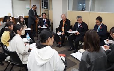 山梨県立大学の学生と山梨県議が県政課題について意見交換した(10月24日、甲府市)