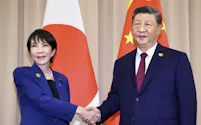 日中首脳会談を前に中国の習近平国家主席(右)と握手を交わす高市首相=31日、韓国・慶州(代表撮影・共同)