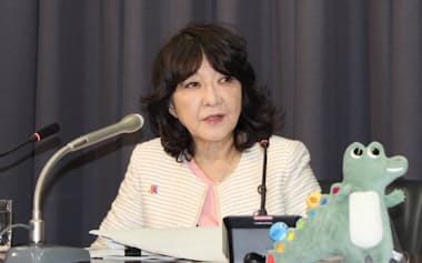 記者会見する片山財務相(31日、財務省)