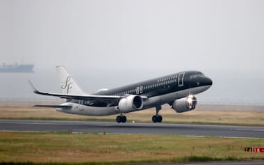 離陸するスターフライヤーの機体(北九州空港)