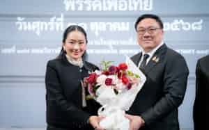 タイ貢献党のジュラパン新党首㊨と前党首のペートンタン氏(31日、バンコク) タイ貢献党のジュラパン新党首㊨と前党首のペートンタン氏(31日、バンコク)