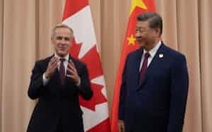 会談に臨む中国の習近平国家主席㊨とカナダのカーニー首相(31日、韓国南東部・慶州)=AP 会談に臨む中国の習近平国家主席㊨とカナダのカーニー首相(31日、韓国南東部・慶州)=AP