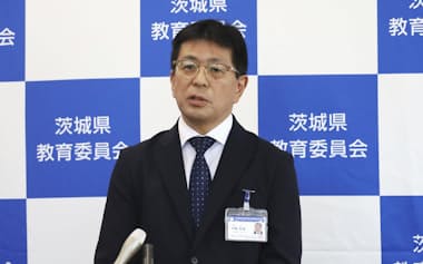 記者会見で発言する茨城県の柳橋常喜教育長(10月30日、茨城県庁)=共同