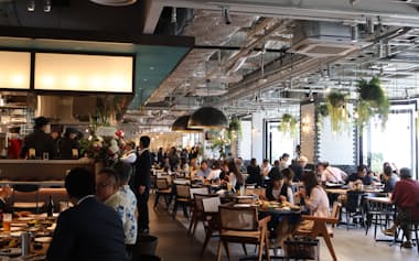 午前中から多くの客が飲食を楽しんでいた(1日、那覇市)