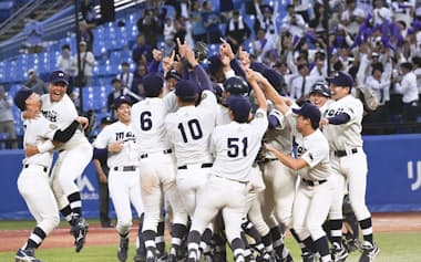 東京六大学創立100周年の秋は今春まで3連覇中だった早大を止め、明大が44度目の優勝を果たした=共同