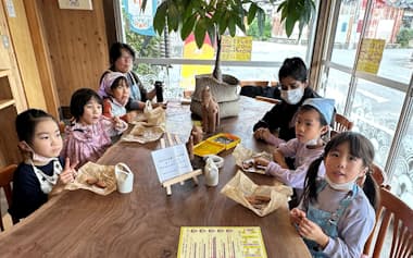 交流スペース「TAMARIBAR(タマリバ)」でクッキーづくりを楽しんだ子どもたち(11月1日、茨城県つくば市)
